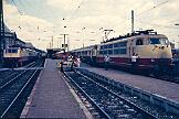 1986-26-001 Nürnberg Hbf 3 Baureihen in Nürnberg Hbf. 103 113 hat einen IC übernommen, 120 004 ist im Erprobungseinsatz und eine unbekannte 111 wartet im Hintergrund.