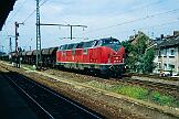 1986-26-022 unbekannter Ort 221 106 mit einem Güterzug an einem nicht mehr bekannten Ort.