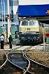 1987-40-037 Puttgarden 218 197 zieht Waggons von der Fähre.