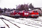 1990-79-010 Winterberg Die frisch orientrot lackierte 215 031 hat sich mit einem Wintersportsonderzug nach Winterberg verirrt. 215 waren hier eher seltener zu sehen.