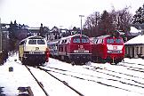 1990-79-012 Winterberg Die frisch orientrot lackierte 215 031 hat sich mit einem Wintersportsonderzug nach Winterberg verirrt. 215 waren hier eher seltener zu sehen.