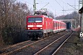2003-023082 Dortmund Oespel Auf der S1 in Dortmund-Oespel bestimmt die 143 das Bild.