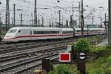 2017-05-01-002 Dortmund Hbf Im Dortmunder Hbf entgleisen auf einer Weiche die beiden letzten Wagen eines ICE. Der Zug wird evakuiert, verletzt wurde niemand.
