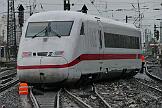 2017-05-01-041 Dortmund Hbf Im Dortmunder Hbf entgleisen auf einer Weiche die beiden letzten Wagen eines ICE. Der Zug wird evakuiert, verletzt wurde niemand.