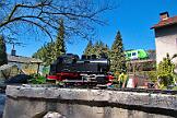 2021-04-001 Dortmund Oespel Im heimischen Garten herrscht reger Betrieb, 80 005 rangiert, während im Hintergrund eine S1 nach Dortmund Hbf fährt.
