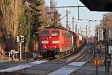 2022-02-12-007 Bochum Riemke Warten auf die Dampflok... eine 151 nehmen wir gerne mit.