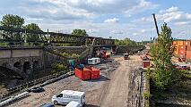 2024-04-23-001 Dortmund Hafen Am Rande des Dortmunder Hafens wird diese Brücke in den nächsten Wochen abgebaut und durch einen Bahndamm ersetzt.