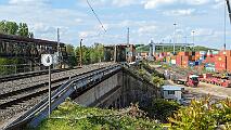 2024-04-23-004 Dortmund Hafen Am Rande des Dortmunder Hafens wird diese Brücke in den nächsten Wochen abgebaut und durch einen Bahndamm ersetzt.