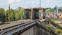 2024-04-23-005 Dortmund Hafen Am Rande des Dortmunder Hafens wird diese Brücke in den nächsten Wochen abgebaut und durch einen Bahndamm ersetzt.