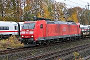 2024-11-20-011 Dortmund Marten Süd Auch ein ICE muss mal Vorfahrt gewähren: 412 069 wartet brav am Signal und lässt 185 149 vorbei.