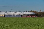 2024-11-30-017 Krefeld Forstwald Da war die Welt noch in Ordnung: 01 1075 zieht einen Sonderzug von Mönchengladbach nach Bielefeld. Ein paar Kilometer weiter wird der Zug fehlgeleitet, was ich...