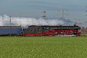 2024-11-30-020 Krefeld Forstwald Da war die Welt noch in Ordnung: 01 1075 zieht einen Sonderzug von Mönchengladbach nach Bielefeld. Ein paar Kilometer weiter wird der Zug fehlgeleitet, was ich...