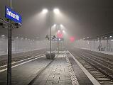 2025-01-17-012 Dortmund Hbf Der Nebel wird am Abend wieder stärker. Beeindruckende Stimmung im Dortmunder Hbf.
