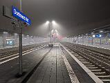 2025-01-17-013 Dortmund Hbf Der Nebel wird am Abend wieder stärker. Beeindruckende Stimmung im Dortmunder Hbf.