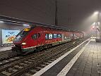 2025-01-17-015 Dortmund Hbf Der Nebel wird am Abend wieder stärker. Beeindruckende Stimmung im Dortmunder Hbf. 633 106 ist gerade aus Iserlohn eingetroffen.