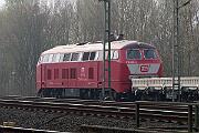 2025-03-25-002 Dortmund Somborn Während in Marten-Süd die Strecke sarniert wird, wartet ein Schotterzug weiter westlich auf Arbeit: 218 402