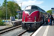 2025-04-27-009 Fröndenberg 40 Jahre Eisenbahnfreunde Hönnetal: Die Garnitur mit V100 und V200 pendelt zwischen Fröndenberg und Neuenrade.
