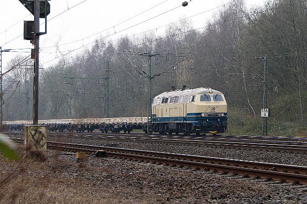 2025-03-25 Bauarbeiten Strecke Dortmund-Bochum, Teil 2 218 402 & 218 466 warten mit einem Schotterzug im bereich des ehemaligen Gbf Lütgendortmund auf Arbeit. Inzwischen sind...