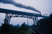 1987-40-020 Rendsburg In der Bahndirektion Hamburg hat es länger gedauert, bis Dampfloks wieder auf DB-Gleisen fahren dürfen. 41 360 rollt nach Hamburg über die Hochbrücke.