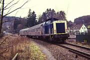 1988-50-040 Finnentrop 212 241 schiebt Richtung Attendorn.