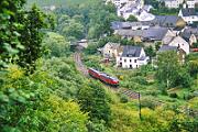 1988-65-087 Bernkastel-Kues Auf der Strecke Wengerohr - Bernkastel-Kues fährt offiziell kein Personenzug meh. Im Herbst 1988 rollt noch mal ein Sonderzug mit 215 047 und 215 048 nach...