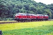 1988-65-089 Bernkastel-Kues Auf der Strecke Wengerohr - Bernkastel-Kues fährt offiziell kein Personenzug meh. Im Herbst 1988 rollt noch mal ein Sonderzug mit 215 047 und 215 048 nach...