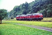 1988-65-090 Bernkastel-Kues Auf der Strecke Wengerohr - Bernkastel-Kues fährt offiziell kein Personenzug meh. Im Herbst 1988 rollt noch mal ein Sonderzug mit 215 047 und 215 048 nach...