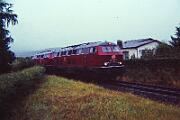 1988-65-091 Bernkastel-Kues Auf der Strecke Wengerohr - Bernkastel-Kues fährt offiziell kein Personenzug meh. Im Herbst 1988 rollt noch mal ein Sonderzug mit 215 047 und 215 048 nach...
