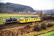 1990-78-095 Arnsberg Tunnelmesswagen 712 001 ist im Sauerland unterwegs, Begegnung mit 365 739