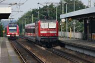 2016-07-21-011 Dortmund Oespel 143 247 schiebt eine x-Garnitur, 422 064 kommt entgegen.