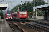 2016-07-21-012 Dortmund Oespel 143 247 schiebt eine x-Garnitur, 422 064 kommt entgegen.