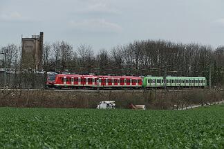 2019-03-20-001 Dortmund Somborn 422 081 (rot). Gemischte Züge auf der S 1 sind selten.