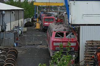 2019-04-27-808 Leverkusen Opladen 111 051, 112 127 und 218 440 warten beim Bender auf ihr Schicksal.