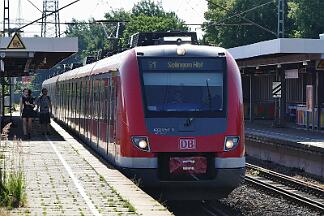 2019-06-19-060 Dortmund Oespel 422 057 ist einer von den angebrannten Triebwagen, die inzwischen gemischt fahren.