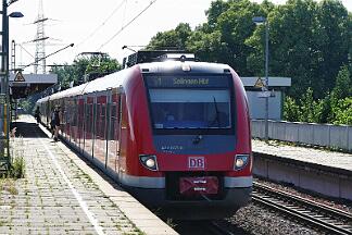 2019-06-19-061 Dortmund Oespel 422 057 ist einer von den angebrannten Triebwagen, die inzwischen gemischt fahren.