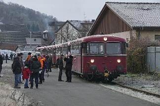 2019-12-01-006 Sundern Schienenbus-Sonderzug, bestehend aus 796690, 796802, 996299, 996309, 996748, auf der Röhrtalbahn.