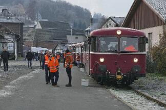 2019-12-01-007 Sundern Schienenbus-Sonderzug, bestehend aus 796690, 796802, 996299, 996309, 996748, auf der Röhrtalbahn.