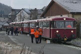 2019-12-01-008 Sundern Schienenbus-Sonderzug, bestehend aus 796690, 796802, 996299, 996309, 996748, auf der Röhrtalbahn.