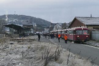 2019-12-01-009 Sundern Schienenbus-Sonderzug, bestehend aus 796690, 796802, 996299, 996309, 996748, auf der Röhrtalbahn.