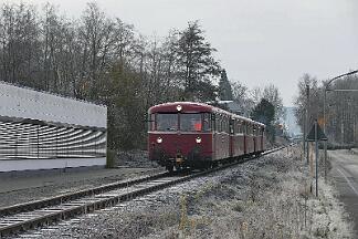 2019-12-01-014 Sundern Schienenbus-Sonderzug, bestehend aus 796690, 796802, 996299, 996309, 996748, auf der Röhrtalbahn.