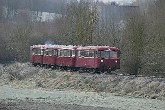 2019-12-01-025 Arnsberg Müschede Schienenbus-Sonderzug, bestehend aus 796690, 796802, 996299, 996309, 996748, auf der Röhrtalbahn.