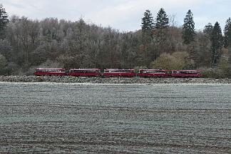2019-12-01-032 Arnsberg Müschede Schienenbus-Sonderzug, bestehend aus 796690, 796802, 996299, 996309, 996748, auf der Röhrtalbahn.