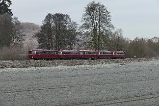 2019-12-01-036 Arnsberg Müschede Schienenbus-Sonderzug, bestehend aus 796690, 796802, 996299, 996309, 996748, auf der Röhrtalbahn.