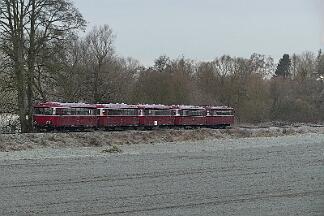 2019-12-01-037 Arnsberg Müschede Schienenbus-Sonderzug, bestehend aus 796690, 796802, 996299, 996309, 996748, auf der Röhrtalbahn.