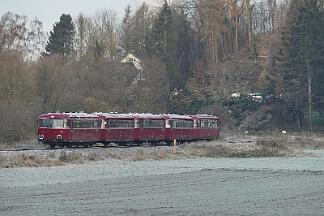 2019-12-01-039 Arnsberg Müschede Schienenbus-Sonderzug, bestehend aus 796690, 796802, 996299, 996309, 996748, auf der Röhrtalbahn.