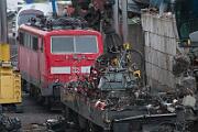 2020-10-22-011 Leverkusen Opladen 143 037 wird gerade verschrottet, 111 211 folgt danach.