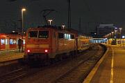 2020-12-12-003 Dortmund Hbf Abschied nehmen: der letzte lokbespannte RE 4 verlässt Dortmund Hbf und rollt nach Aachen. 111 197 zieht.