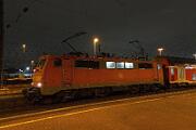 2020-12-12-007 Dortmund Hbf Abschied nehmen: der letzte lokbespannte RE 4 verlässt Dortmund Hbf und rollt nach Aachen. 111 197 zieht.