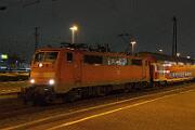 2020-12-12-009 Dortmund Hbf Abschied nehmen: der letzte lokbespannte RE 4 verlässt Dortmund Hbf und rollt nach Aachen. 111 197 zieht.