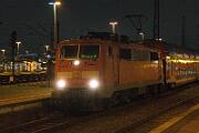 2020-12-12-013 Dortmund Hbf Abschied nehmen: der letzte lokbespannte RE 4 verlässt Dortmund Hbf und rollt nach Aachen. 111 197 zieht.